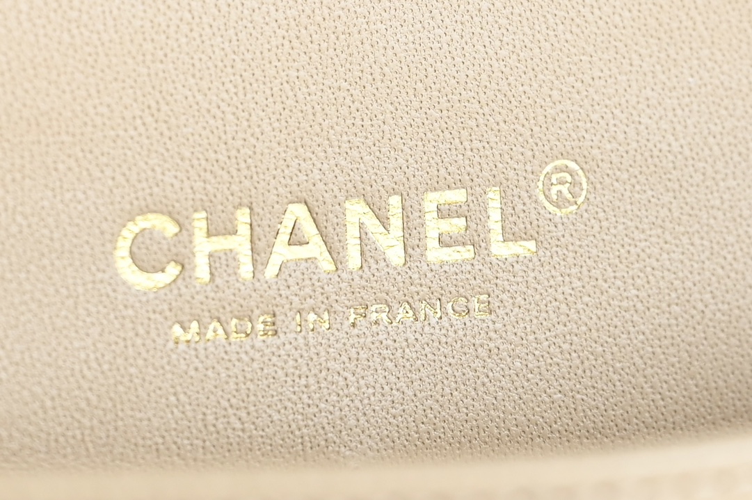 CHANEL New Release 𝟮𝟬𝟮𝟰 Latest Edition 𝙲𝙵 Collection Counter Price 𝟾𝟺  𝚒𝚌 𝙵𝚕𝚊𝚙 𝙼𝚎𝚍𝚒 𝚞𝚖 Medium apricot color caviar cowhide unique grain ~ delicate and durable good quality worth treasuring a bag to carry until old age will not be out of fashion ➿ leather: 𝙷𝚊𝚊 𝚜 Cowhide Caviar Lining: 𝚣𝚙 Inside Sheepskin Accessories: Imported Italian Foam, Bracket Material Hardware: All-steel Gold Buckle with Plum Blossom Screws Dimensions: 𝟷𝟻.𝟻 * 𝟸𝟻𝟻.𝟻*𝟼.𝟻𝟻𝚌𝚖- high-fashion factory