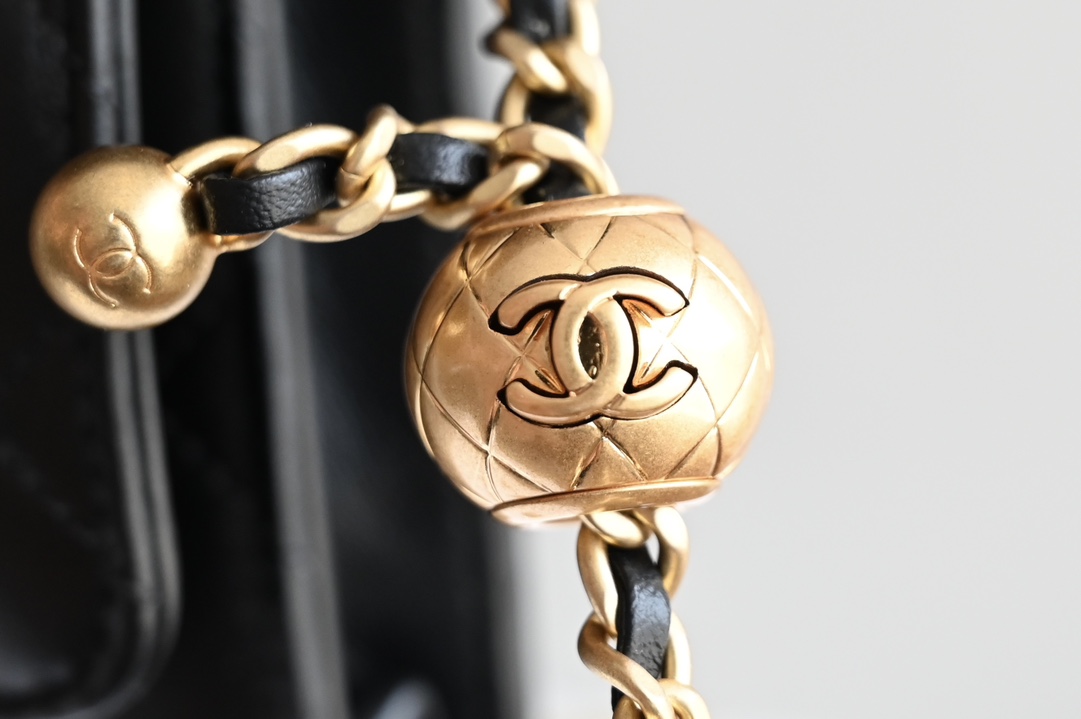 图片[6]-CHANEL  
全🔥金球𝒘𝒐𝒄
再次回归🛫现货发售ꫛꫀꪝ
𝒘𝒂𝒍𝒍𝒆𝒕 𝒐𝒏 𝒄𝒉𝒂𝒊𝒏黑色
可调节肩带长度✔️设计感十足
简直美到爆炸🔜实用与美貌并存〰️
细腻的𝘇𝗽小羊皮 爱不释手❥❥

皮料：意大利𝗚𝗥小羊皮
五金：全铜𝟐𝟒𝐤厚镀五金
尺寸：𝟏𝟐.𝟑*𝟏𝟗.𝟐*𝟑.𝟓𝒄𝒎-高仿包包