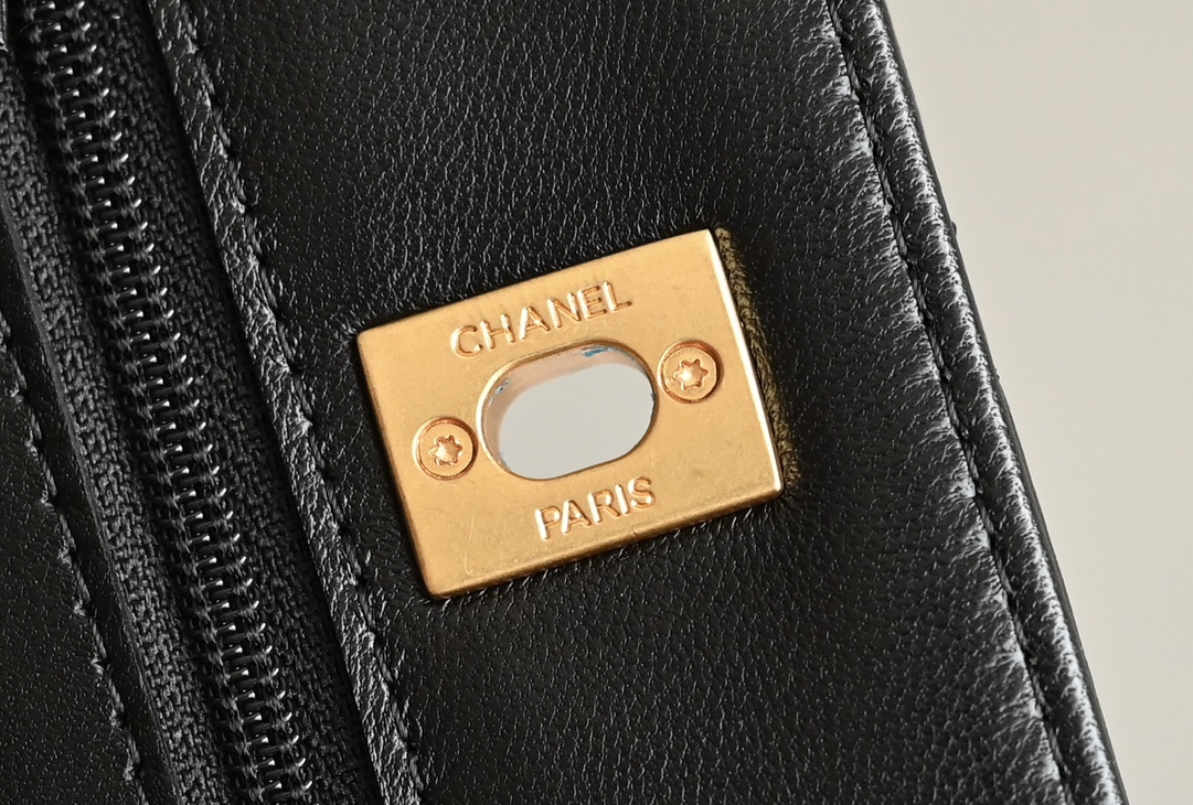图片[7]-CHANEL  
全🔥金球𝒘𝒐𝒄
再次回归🛫现货发售ꫛꫀꪝ
𝒘𝒂𝒍𝒍𝒆𝒕 𝒐𝒏 𝒄𝒉𝒂𝒊𝒏黑色
可调节肩带长度✔️设计感十足
简直美到爆炸🔜实用与美貌并存〰️
细腻的𝘇𝗽小羊皮 爱不释手❥❥

皮料：意大利𝗚𝗥小羊皮
五金：全铜𝟐𝟒𝐤厚镀五金
尺寸：𝟏𝟐.𝟑*𝟏𝟗.𝟐*𝟑.𝟓𝒄𝒎-高仿包包