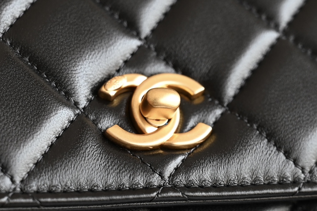 图片[5]-CHANEL  
全🔥金球𝒘𝒐𝒄
再次回归🛫现货发售ꫛꫀꪝ
𝒘𝒂𝒍𝒍𝒆𝒕 𝒐𝒏 𝒄𝒉𝒂𝒊𝒏黑色
可调节肩带长度✔️设计感十足
简直美到爆炸🔜实用与美貌并存〰️
细腻的𝘇𝗽小羊皮 爱不释手❥❥

皮料：意大利𝗚𝗥小羊皮
五金：全铜𝟐𝟒𝐤厚镀五金
尺寸：𝟏𝟐.𝟑*𝟏𝟗.𝟐*𝟑.𝟓𝒄𝒎-高仿包包