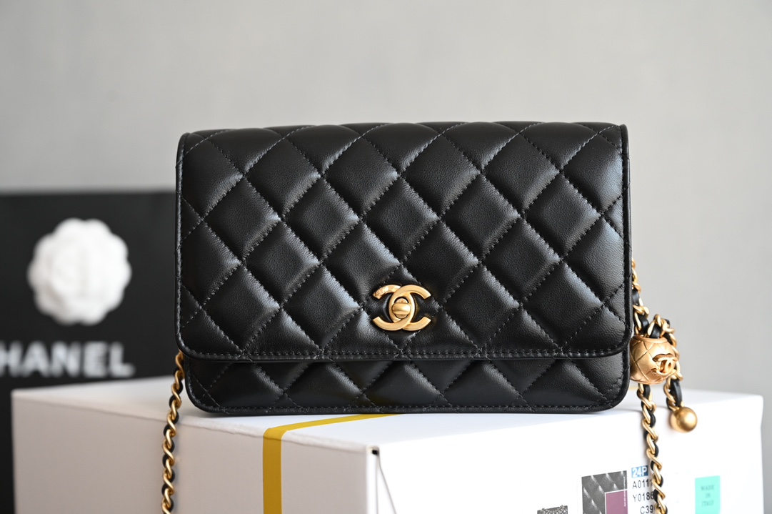 CHANEL  
全🔥金球𝒘𝒐𝒄
再次回归🛫现货发售ꫛꫀꪝ
𝒘𝒂𝒍𝒍𝒆𝒕 𝒐𝒏 𝒄𝒉𝒂𝒊𝒏黑色
可调节肩带长度✔️设计感十足
简直美到爆炸🔜实用与美貌并存〰️
细腻的𝘇𝗽小羊皮 爱不释手❥❥

皮料：意大利𝗚𝗥小羊皮
五金：全铜𝟐𝟒𝐤厚镀五金
尺寸：𝟏𝟐.𝟑*𝟏𝟗.𝟐*𝟑.𝟓𝒄𝒎-高仿包包