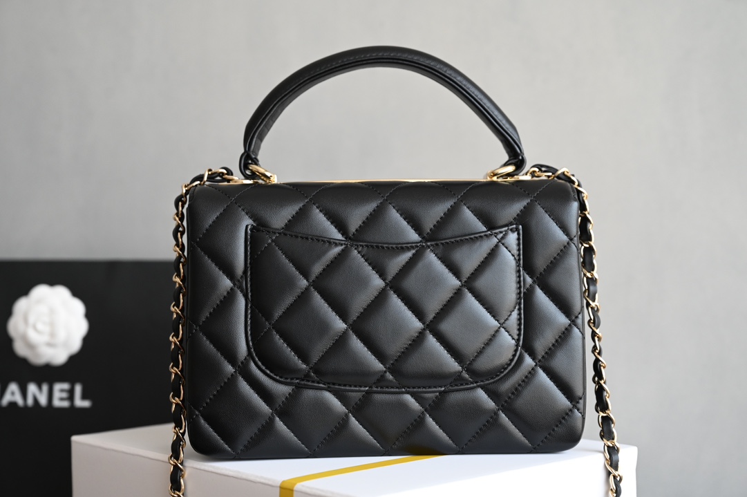 CHANEL 𝗧𝗿𝗲𝗻𝗱𝘆 𝗖𝗖 diamond pattern ♥ counter price 𝟹𝟿𝟾𝟶𝟶𝚛𝚖𝚋 Purchase Development 〰 Glossy and detailed sheepskin texture is 𝚃𝚛𝚎𝚗𝚍𝚢 𝙲𝙲 unique characteristics of the leather surface like a baby's delicate and beautiful ☁ black Chanel masterpieces One of them is always so classic and good-looking easy to handle no matter what the occasion is! Three compartments are very clear for business and daily storage categorized considerate to the home absolutely practical value ☘️ Leather: 𝙶𝚊𝚒𝚎𝚛𝚊 Genuine Lambskin Hardware: All-steel fine engraved 𝟷𝟺𝙺 light gold buckle Size: 𝟷𝟽*𝟸𝟻*𝟷 𝟸𝚌𝚖 - High Fake Factory