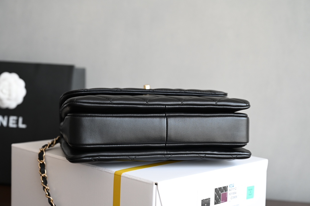 CHANEL 𝗧𝗿𝗲𝗻𝗱𝘆 𝗖𝗖 diamond pattern ♥ counter price 𝟹𝟿𝟾𝟶𝟶𝚛𝚖𝚋 Purchase Development 〰 Glossy and detailed sheepskin texture is 𝚃𝚛𝚎𝚗𝚍𝚢 𝙲𝙲 unique characteristics of the leather surface like a baby's delicate and beautiful ☁ black Chanel masterpieces One of them is always so classic and good-looking easy to handle no matter what the occasion is! Three compartments are very clear for business and daily storage categorized considerate to the home absolutely practical value ☘️ Leather: 𝙶𝚊𝚒𝚎𝚛𝚊 Genuine Lambskin Hardware: All-steel fine engraved 𝟷𝟺𝙺 light gold buckle Size: 𝟷𝟽*𝟸𝟻*𝟷 𝟸𝚌𝚖 - High Fake Factory