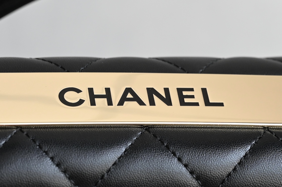 CHANEL 𝗧𝗿𝗲𝗻𝗱𝘆 𝗖𝗖 diamond pattern ♥ counter price 𝟹𝟿𝟾𝟶𝟶𝚛𝚖𝚋 Purchase Development 〰 Glossy and detailed sheepskin texture is 𝚃𝚛𝚎𝚗𝚍𝚢 𝙲𝙲 unique characteristics of the leather surface like a baby's delicate and beautiful ☁ black Chanel masterpieces One of them is always so classic and good-looking easy to handle no matter what the occasion is! Three compartments are very clear for business and daily storage categorized considerate to the home absolutely practical value ☘️ Leather: 𝙶𝚊𝚒𝚎𝚛𝚊 Genuine Lambskin Hardware: All-steel fine engraved 𝟷𝟺𝙺 light gold buckle Size: 𝟷𝟽*𝟸𝟻*𝟷 𝟸𝚌𝚖 - High Fake Factory