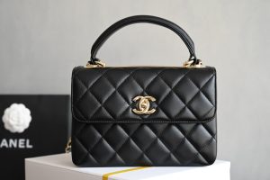 CHANEL  
𝗧𝗿𝗲𝗻𝗱𝘆 𝗖𝗖 菱格纹♥
专柜售价𝟹𝟿𝟾𝟶𝟶𝚛𝚖𝚋购入开发〰
光亮细致的羊皮质感是𝚃𝚛𝚎𝚗𝚍𝚢 𝙲𝙲独有特征
皮面就像婴儿的般娇嫩美好☁黑色

香奈儿代表作之一永远都是这么的经典好看
无论任何场合都轻松驾驭！！

三大隔层很分明适合商务与日常
储物分类体贴到家绝对具有实用价值☘️

皮料：𝙶𝚊𝚒𝚎𝚛𝚊正品小羊皮
五金：全钢精雕𝟷𝟺𝙺淡金扣
尺寸：𝟷𝟽*𝟸𝟻*𝟷𝟸𝚌𝚖-高仿包包