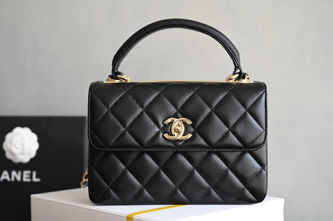 CHANEL 𝗧𝗿𝗲𝗻𝗱𝘆 𝗖𝗖 diamond pattern ♥ counter price 𝟹𝟿𝟾𝟶𝟶𝚛𝚖𝚋 Purchase Development 〰 Glossy and detailed sheepskin texture is 𝚃𝚛𝚎𝚗𝚍𝚢 𝙲𝙲 unique characteristics of the leather surface like a baby's delicate and beautiful ☁ black Chanel masterpieces One of them is always so classic and good-looking easy to handle no matter what the occasion is! Three compartments are very clear for business and daily storage categorized considerate to the home absolutely practical value ☘️ Leather: 𝙶𝚊𝚒𝚎𝚛𝚊 Genuine Lambskin Hardware: All-steel fine engraved 𝟷𝟺𝙺 light gold buckle Size: 𝟷𝟽*𝟸𝟻*𝟷 𝟸𝚌𝚖 - High Fake Factory