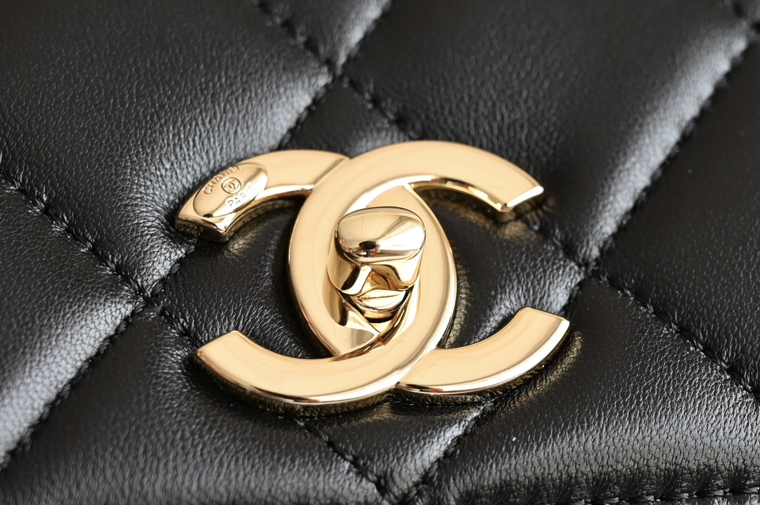 CHANEL 𝗧𝗿𝗲𝗻𝗱𝘆 𝗖𝗖 diamond pattern ♥ counter price 𝟹𝟿𝟾𝟶𝟶𝚛𝚖𝚋 Purchase Development 〰 Glossy and detailed sheepskin texture is 𝚃𝚛𝚎𝚗𝚍𝚢 𝙲𝙲 unique characteristics of the leather surface like a baby's delicate and beautiful ☁ black Chanel masterpieces One of them is always so classic and good-looking easy to handle no matter what the occasion is! Three compartments are very clear for business and daily storage categorized considerate to the home absolutely practical value ☘️ Leather: 𝙶𝚊𝚒𝚎𝚛𝚊 Genuine Lambskin Hardware: All-steel fine engraved 𝟷𝟺𝙺 light gold buckle Size: 𝟷𝟽*𝟸𝟻*𝟷 𝟸𝚌𝚖 - High Fake Factory