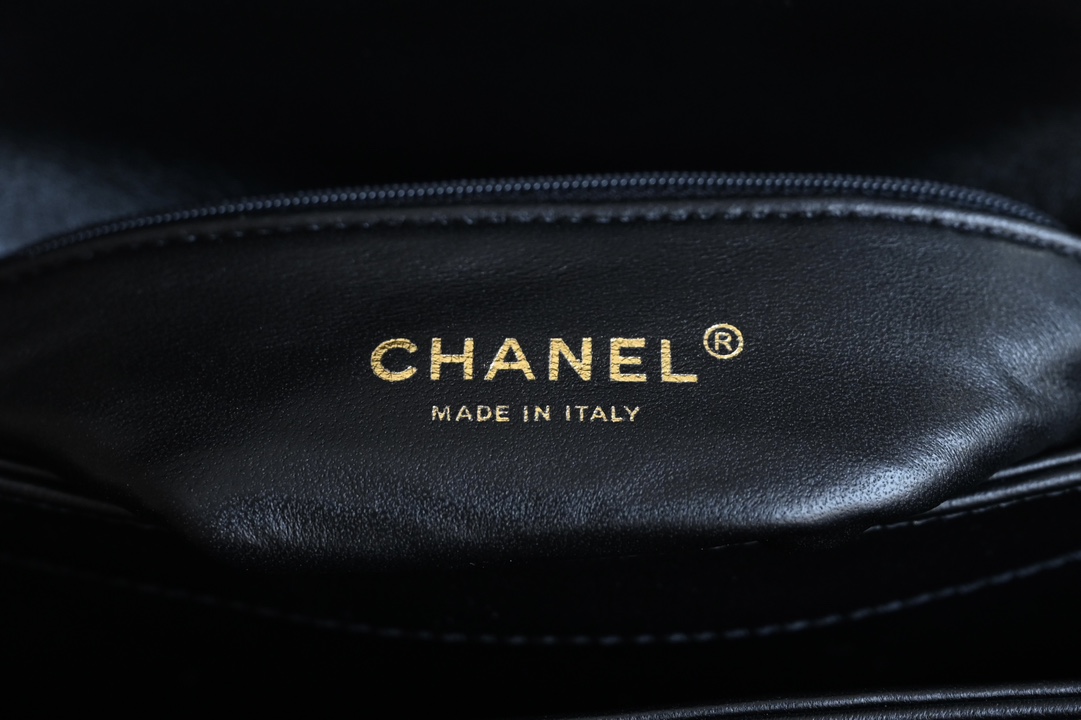 CHANEL 𝗧𝗿𝗲𝗻𝗱𝘆 𝗖𝗖 diamond pattern ♥ counter price 𝟹𝟿𝟾𝟶𝟶𝚛𝚖𝚋 Purchase Development 〰 Glossy and detailed sheepskin texture is 𝚃𝚛𝚎𝚗𝚍𝚢 𝙲𝙲 unique characteristics of the leather surface like a baby's delicate and beautiful ☁ black Chanel masterpieces One of them is always so classic and good-looking easy to handle no matter what the occasion is! Three compartments are very clear for business and daily storage categorized considerate to the home absolutely practical value ☘️ Leather: 𝙶𝚊𝚒𝚎𝚛𝚊 Genuine Lambskin Hardware: All-steel fine engraved 𝟷𝟺𝙺 light gold buckle Size: 𝟷𝟽*𝟸𝟻*𝟷 𝟸𝚌𝚖 - High Fake Factory