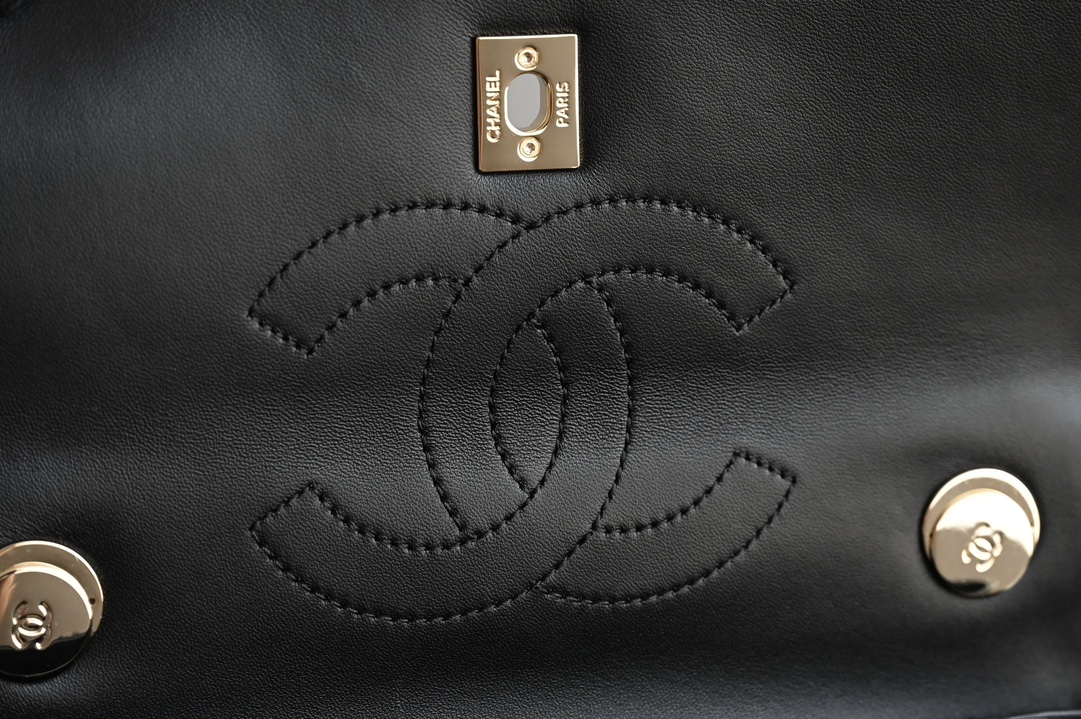 CHANEL 𝗧𝗿𝗲𝗻𝗱𝘆 𝗖𝗖 diamond pattern ♥ counter price 𝟹𝟿𝟾𝟶𝟶𝚛𝚖𝚋 Purchase Development 〰 Glossy and detailed sheepskin texture is 𝚃𝚛𝚎𝚗𝚍𝚢 𝙲𝙲 unique characteristics of the leather surface like a baby's delicate and beautiful ☁ black Chanel masterpieces One of them is always so classic and good-looking easy to handle no matter what the occasion is! Three compartments are very clear for business and daily storage categorized considerate to the home absolutely practical value ☘️ Leather: 𝙶𝚊𝚒𝚎𝚛𝚊 Genuine Lambskin Hardware: All-steel fine engraved 𝟷𝟺𝙺 light gold buckle Size: 𝟷𝟽*𝟸𝟻*𝟷 𝟸𝚌𝚖 - High Fake Factory