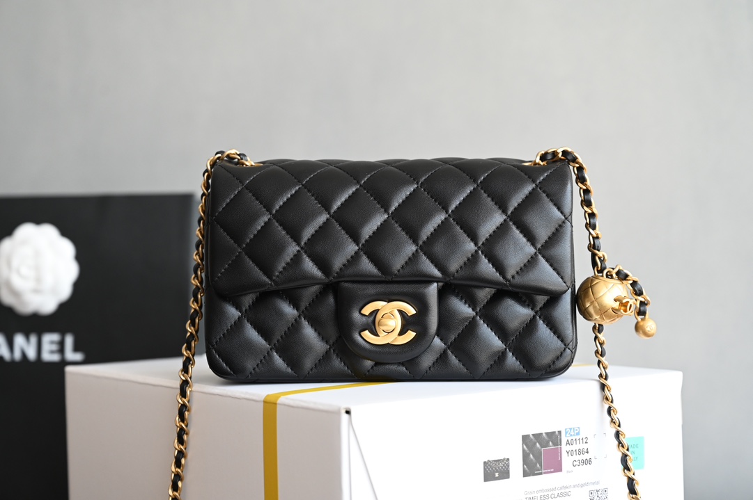 CHANEL  
  [升级版] 金球口盖包
金球调节扣 大𝗆𝗂𝗇𝗂
专柜售价𝟦𝟥𝟧𝟢𝟢𝗋𝗆𝖻购入开发〰️

最新推出#金球链条口盖包大𝗆𝗂𝗇𝗂💙
具备𝖢𝖥元素造型有着性感迷人的气质
链条金球调节扣设计很精致很复古~
绝对是重量级必入收藏款️啦✔️

五金：厚镀𝟤𝟦𝖪复古金
皮料:   细腻小羊皮
尺寸：𝟣𝟥*𝟤𝟢*𝟩 𝖼𝗆-高仿包包