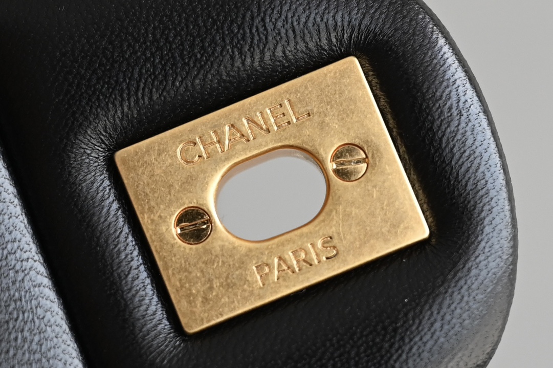图片[7]-CHANEL  
  [升级版] 金球口盖包
金球调节扣 大𝗆𝗂𝗇𝗂
专柜售价𝟦𝟥𝟧𝟢𝟢𝗋𝗆𝖻购入开发〰️

最新推出#金球链条口盖包大𝗆𝗂𝗇𝗂💙
具备𝖢𝖥元素造型有着性感迷人的气质
链条金球调节扣设计很精致很复古~
绝对是重量级必入收藏款️啦✔️

五金：厚镀𝟤𝟦𝖪复古金
皮料:   细腻小羊皮
尺寸：𝟣𝟥*𝟤𝟢*𝟩 𝖼𝗆-高仿包包