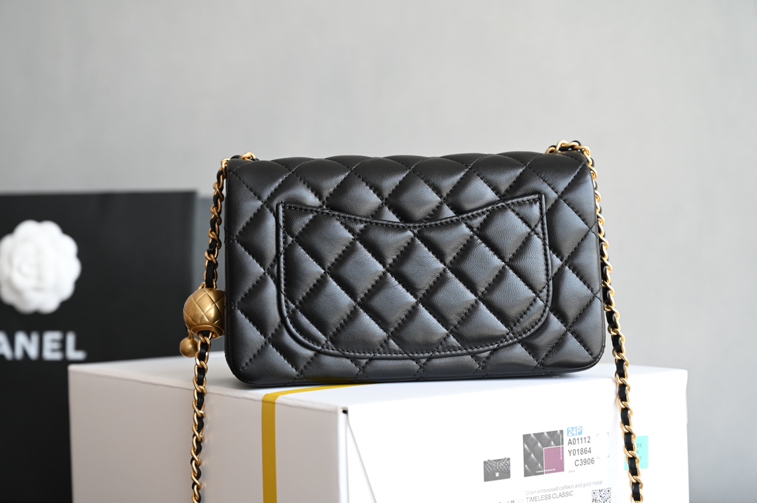 图片[2]-CHANEL  
  [升级版] 金球口盖包
金球调节扣 大𝗆𝗂𝗇𝗂
专柜售价𝟦𝟥𝟧𝟢𝟢𝗋𝗆𝖻购入开发〰️

最新推出#金球链条口盖包大𝗆𝗂𝗇𝗂💙
具备𝖢𝖥元素造型有着性感迷人的气质
链条金球调节扣设计很精致很复古~
绝对是重量级必入收藏款️啦✔️

五金：厚镀𝟤𝟦𝖪复古金
皮料:   细腻小羊皮
尺寸：𝟣𝟥*𝟤𝟢*𝟩 𝖼𝗆-高仿包包