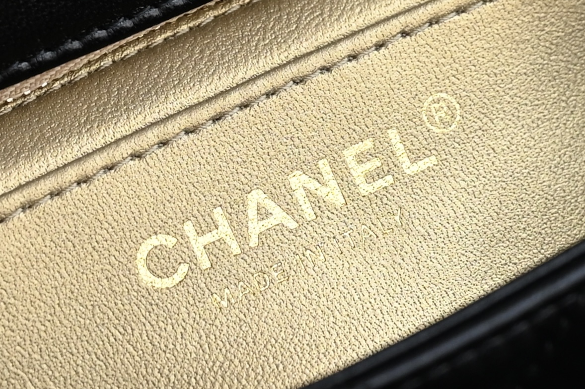 图片[9]-CHANEL  
  [升级版] 金球口盖包
金球调节扣 大𝗆𝗂𝗇𝗂
专柜售价𝟦𝟥𝟧𝟢𝟢𝗋𝗆𝖻购入开发〰️

最新推出#金球链条口盖包大𝗆𝗂𝗇𝗂💙
具备𝖢𝖥元素造型有着性感迷人的气质
链条金球调节扣设计很精致很复古~
绝对是重量级必入收藏款️啦✔️

五金：厚镀𝟤𝟦𝖪复古金
皮料:   细腻小羊皮
尺寸：𝟣𝟥*𝟤𝟢*𝟩 𝖼𝗆-高仿包包