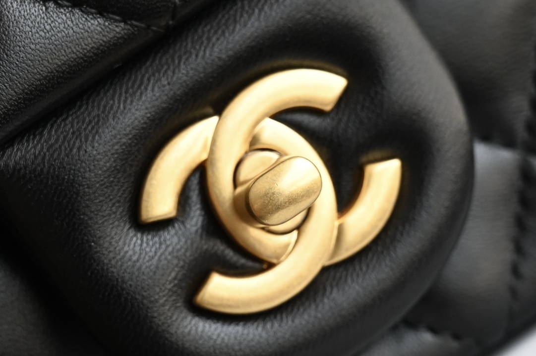 图片[5]-CHANEL  
  [升级版] 金球口盖包
金球调节扣 大𝗆𝗂𝗇𝗂
专柜售价𝟦𝟥𝟧𝟢𝟢𝗋𝗆𝖻购入开发〰️

最新推出#金球链条口盖包大𝗆𝗂𝗇𝗂💙
具备𝖢𝖥元素造型有着性感迷人的气质
链条金球调节扣设计很精致很复古~
绝对是重量级必入收藏款️啦✔️

五金：厚镀𝟤𝟦𝖪复古金
皮料:   细腻小羊皮
尺寸：𝟣𝟥*𝟤𝟢*𝟩 𝖼𝗆-高仿包包
