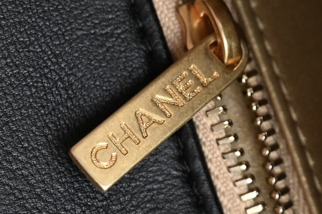 图片[7]-CHANEL  
 [升级版] 金球口盖包
金球调节扣方胖子 
专柜售价𝟦𝟣𝟪𝟢𝟢𝗋𝗆𝖻购入开发〰️

最新推出金球口盖𝖢𝖥方胖子💡
复古鎏金菱格纹金球调节扣设计
可赋予了包包很多种的背法🪄
 斜背 单肩 手拎 腋下包〰️
可爱的造型万般迷人容量用起来蛮大的❕
一年四季可搭配 可盐可甜 谁背谁好看🖤
感觉比经典款年轻时髦多了收藏级别必须入哟✔️

五金：厚镀𝟤𝟦𝖪复古金
皮料:   细腻小羊皮
尺寸：𝟣𝟪*𝟣𝟥*𝟩 𝖼𝗆-高仿包包