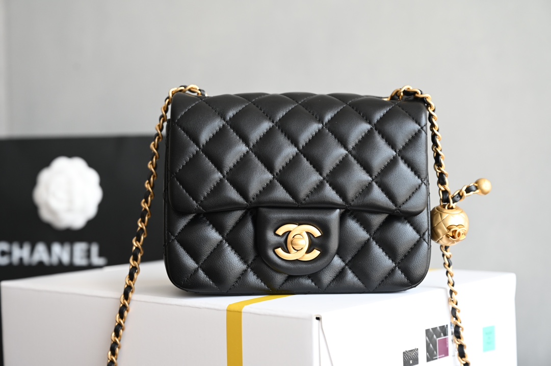 CHANEL  
 [升级版] 金球口盖包
金球调节扣方胖子 
专柜售价𝟦𝟣𝟪𝟢𝟢𝗋𝗆𝖻购入开发〰️

最新推出金球口盖𝖢𝖥方胖子💡
复古鎏金菱格纹金球调节扣设计
可赋予了包包很多种的背法🪄
 斜背 单肩 手拎 腋下包〰️
可爱的造型万般迷人容量用起来蛮大的❕
一年四季可搭配 可盐可甜 谁背谁好看🖤
感觉比经典款年轻时髦多了收藏级别必须入哟✔️

五金：厚镀𝟤𝟦𝖪复古金
皮料:   细腻小羊皮
尺寸：𝟣𝟪*𝟣𝟥*𝟩 𝖼𝗆-高仿包包