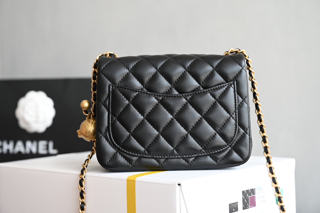 图片[2]-CHANEL  
 [升级版] 金球口盖包
金球调节扣方胖子 
专柜售价𝟦𝟣𝟪𝟢𝟢𝗋𝗆𝖻购入开发〰️

最新推出金球口盖𝖢𝖥方胖子💡
复古鎏金菱格纹金球调节扣设计
可赋予了包包很多种的背法🪄
 斜背 单肩 手拎 腋下包〰️
可爱的造型万般迷人容量用起来蛮大的❕
一年四季可搭配 可盐可甜 谁背谁好看🖤
感觉比经典款年轻时髦多了收藏级别必须入哟✔️

五金：厚镀𝟤𝟦𝖪复古金
皮料:   细腻小羊皮
尺寸：𝟣𝟪*𝟣𝟥*𝟩 𝖼𝗆-高仿包包