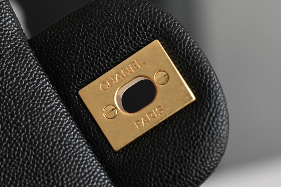 图片[7]-CHANEL  
 [升级版] 
𝐌𝐢𝐧𝐢口盖包手提手腕 

带手柄的包包在近两年的频繁出现🪄
这一季的手柄口盖尺寸变小了
精致程度也相应提升🆙
这只迷你口盖包有着你能想象到所有经典搭风格〰️

皮料：𝐢𝐧𝐜𝐚𝐬水洗胎牛芝麻纹
五金：全铜𝟐𝟒𝐤复古金
尺寸：𝟏𝟑*𝟐𝟎*𝟗𝐜𝐦-高仿包包