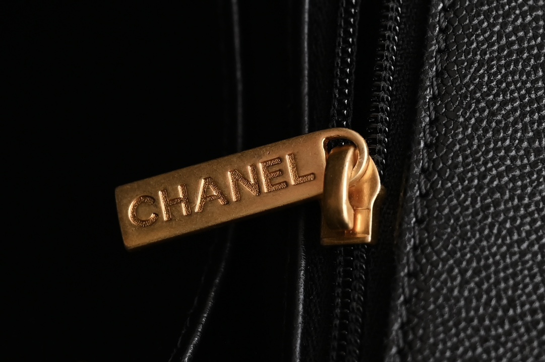图片[8]-CHANEL  
 [升级版] 
𝐌𝐢𝐧𝐢口盖包手提手腕 

带手柄的包包在近两年的频繁出现🪄
这一季的手柄口盖尺寸变小了
精致程度也相应提升🆙
这只迷你口盖包有着你能想象到所有经典搭风格〰️

皮料：𝐢𝐧𝐜𝐚𝐬水洗胎牛芝麻纹
五金：全铜𝟐𝟒𝐤复古金
尺寸：𝟏𝟑*𝟐𝟎*𝟗𝐜𝐦-高仿包包
