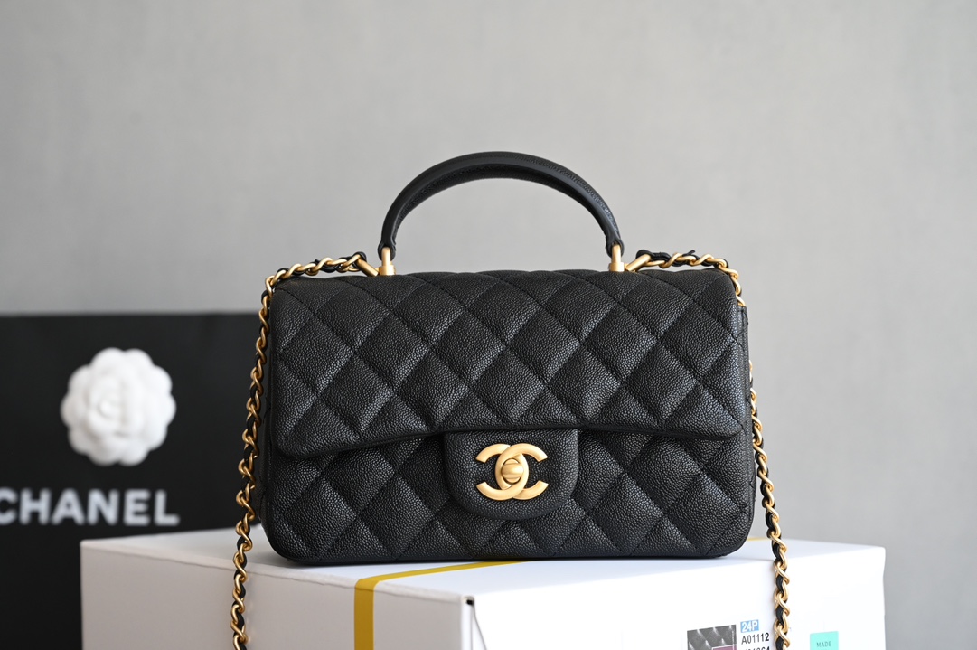 CHANEL  
 [升级版] 
𝐌𝐢𝐧𝐢口盖包手提手腕 

带手柄的包包在近两年的频繁出现🪄
这一季的手柄口盖尺寸变小了
精致程度也相应提升🆙
这只迷你口盖包有着你能想象到所有经典搭风格〰️

皮料：𝐢𝐧𝐜𝐚𝐬水洗胎牛芝麻纹
五金：全铜𝟐𝟒𝐤复古金
尺寸：𝟏𝟑*𝟐𝟎*𝟗𝐜𝐦-高仿包包