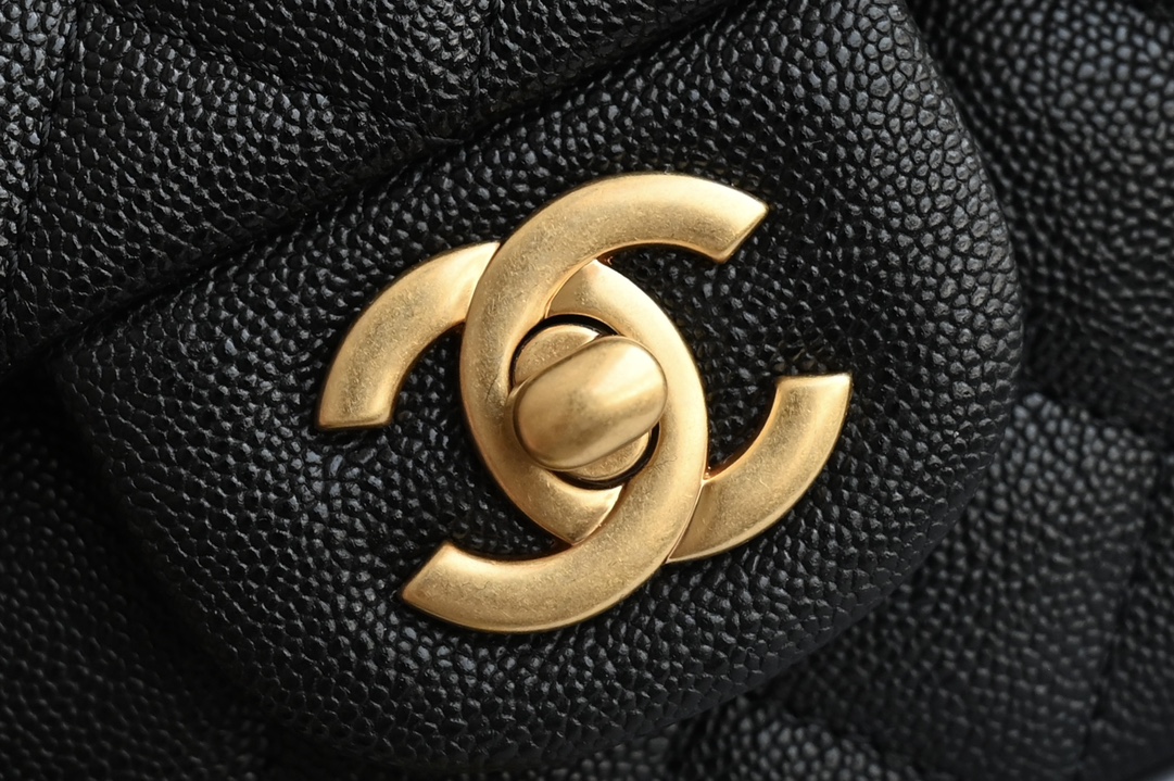 图片[6]-CHANEL  
 [升级版] 
𝐌𝐢𝐧𝐢口盖包手提手腕 

带手柄的包包在近两年的频繁出现🪄
这一季的手柄口盖尺寸变小了
精致程度也相应提升🆙
这只迷你口盖包有着你能想象到所有经典搭风格〰️

皮料：𝐢𝐧𝐜𝐚𝐬水洗胎牛芝麻纹
五金：全铜𝟐𝟒𝐤复古金
尺寸：𝟏𝟑*𝟐𝟎*𝟗𝐜𝐦-高仿包包