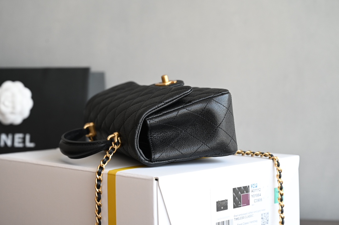 图片[4]-CHANEL  
 [升级版] 
𝐌𝐢𝐧𝐢口盖包手提手腕 

带手柄的包包在近两年的频繁出现🪄
这一季的手柄口盖尺寸变小了
精致程度也相应提升🆙
这只迷你口盖包有着你能想象到所有经典搭风格〰️

皮料：𝐢𝐧𝐜𝐚𝐬水洗胎牛芝麻纹
五金：全铜𝟐𝟒𝐤复古金
尺寸：𝟏𝟑*𝟐𝟎*𝟗𝐜𝐦-高仿包包