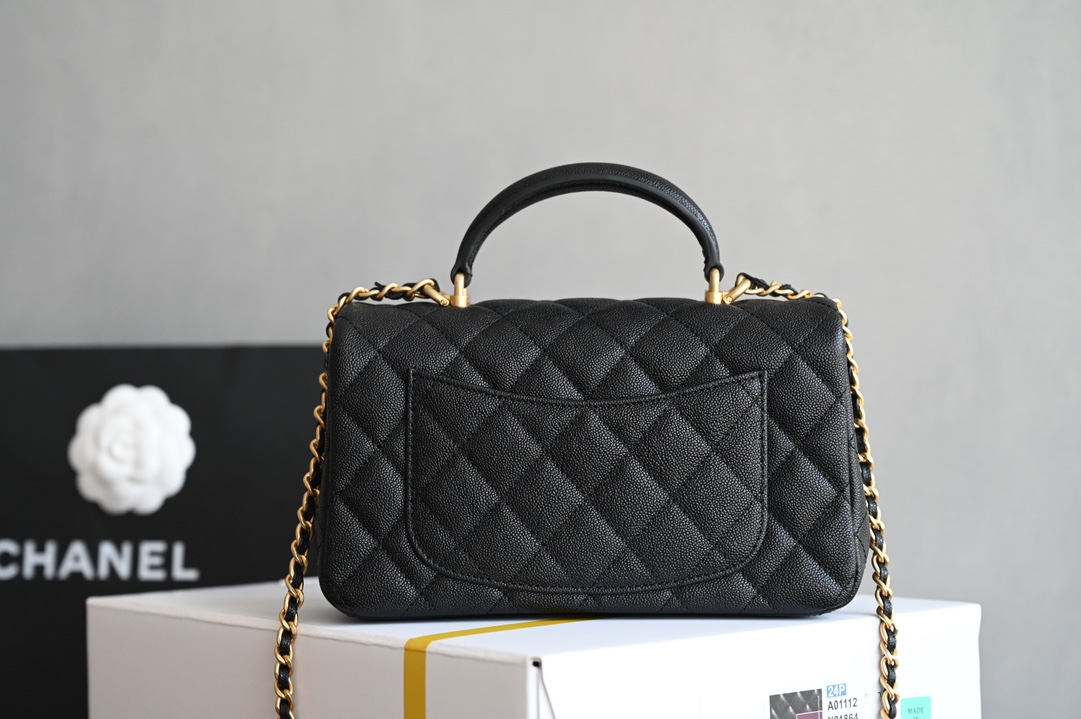 图片[2]-CHANEL  
 [升级版] 
𝐌𝐢𝐧𝐢口盖包手提手腕 

带手柄的包包在近两年的频繁出现🪄
这一季的手柄口盖尺寸变小了
精致程度也相应提升🆙
这只迷你口盖包有着你能想象到所有经典搭风格〰️

皮料：𝐢𝐧𝐜𝐚𝐬水洗胎牛芝麻纹
五金：全铜𝟐𝟒𝐤复古金
尺寸：𝟏𝟑*𝟐𝟎*𝟗𝐜𝐦-高仿包包