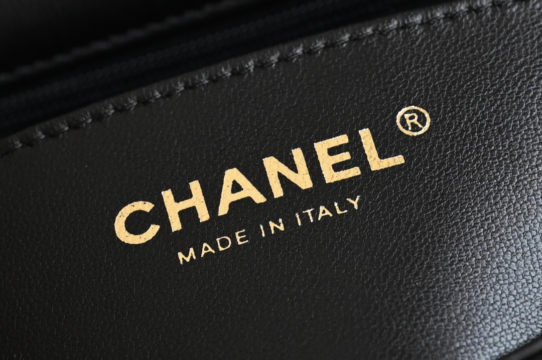 图片[9]-CHANEL  
 [升级版] 
𝐌𝐢𝐧𝐢口盖包手提手腕  

带手柄的包包在近两年的频繁出现🪄
这一季的手柄口盖尺寸变小了
精致程度也相应提升🆙
这只迷你口盖包有着你能想象到所有经典搭风格〰️

皮料：进口原厂小羊皮
五金：全钢𝟐𝟒𝐤调度浅金
尺寸：𝟏𝟑*𝟐𝟎*𝟗𝐜𝐦-高仿包包