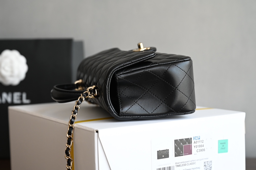 图片[4]-CHANEL  
 [升级版] 
𝐌𝐢𝐧𝐢口盖包手提手腕  

带手柄的包包在近两年的频繁出现🪄
这一季的手柄口盖尺寸变小了
精致程度也相应提升🆙
这只迷你口盖包有着你能想象到所有经典搭风格〰️

皮料：进口原厂小羊皮
五金：全钢𝟐𝟒𝐤调度浅金
尺寸：𝟏𝟑*𝟐𝟎*𝟗𝐜𝐦-高仿包包