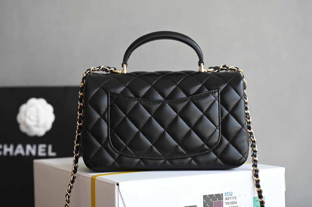 图片[2]-CHANEL  
 [升级版] 
𝐌𝐢𝐧𝐢口盖包手提手腕  

带手柄的包包在近两年的频繁出现🪄
这一季的手柄口盖尺寸变小了
精致程度也相应提升🆙
这只迷你口盖包有着你能想象到所有经典搭风格〰️

皮料：进口原厂小羊皮
五金：全钢𝟐𝟒𝐤调度浅金
尺寸：𝟏𝟑*𝟐𝟎*𝟗𝐜𝐦-高仿包包