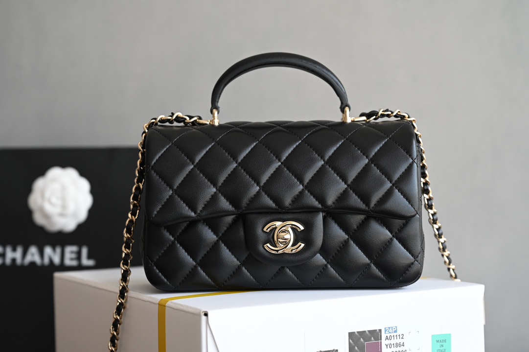 CHANEL  
 [升级版] 
𝐌𝐢𝐧𝐢口盖包手提手腕  

带手柄的包包在近两年的频繁出现🪄
这一季的手柄口盖尺寸变小了
精致程度也相应提升🆙
这只迷你口盖包有着你能想象到所有经典搭风格〰️

皮料：进口原厂小羊皮
五金：全钢𝟐𝟒𝐤调度浅金
尺寸：𝟏𝟑*𝟐𝟎*𝟗𝐜𝐦-高仿包包