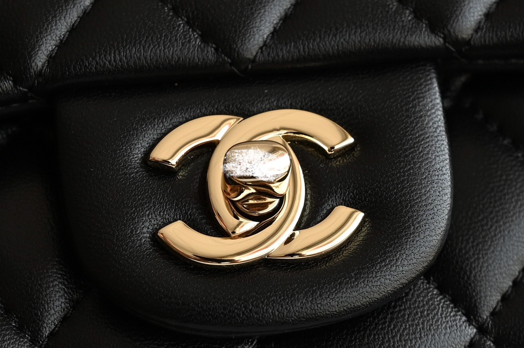图片[6]-CHANEL  
 [升级版] 
𝐌𝐢𝐧𝐢口盖包手提手腕  

带手柄的包包在近两年的频繁出现🪄
这一季的手柄口盖尺寸变小了
精致程度也相应提升🆙
这只迷你口盖包有着你能想象到所有经典搭风格〰️

皮料：进口原厂小羊皮
五金：全钢𝟐𝟒𝐤调度浅金
尺寸：𝟏𝟑*𝟐𝟎*𝟗𝐜𝐦-高仿包包