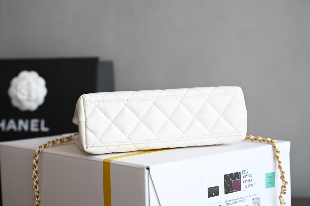 图片[3]-CHANEL  
  [升级版] 
𝗞𝗲𝗹𝗹𝘆 手提链条包大号 白色
专柜售价𝟥𝟧𝟨𝟢𝟢𝗋𝗆𝖻购入开发〰️

全网最热🔥𝟤𝟦𝖯 𝗄𝖾𝗅𝗅𝗒手提袋
叱咤整个秀场简直美绝了〰️
简约又复古的小手提很灵魂很舒适
又乖又耐看实在绝对爱不释手❕

五金：厚镀𝟤𝟦𝗄复古金
皮料：𝖵𝖾𝗅𝗂𝖾𝗋𝗊亮面小牛皮
尺寸： 𝟣𝟥*𝟣𝟫*𝟩 𝖼𝗆-高仿包包