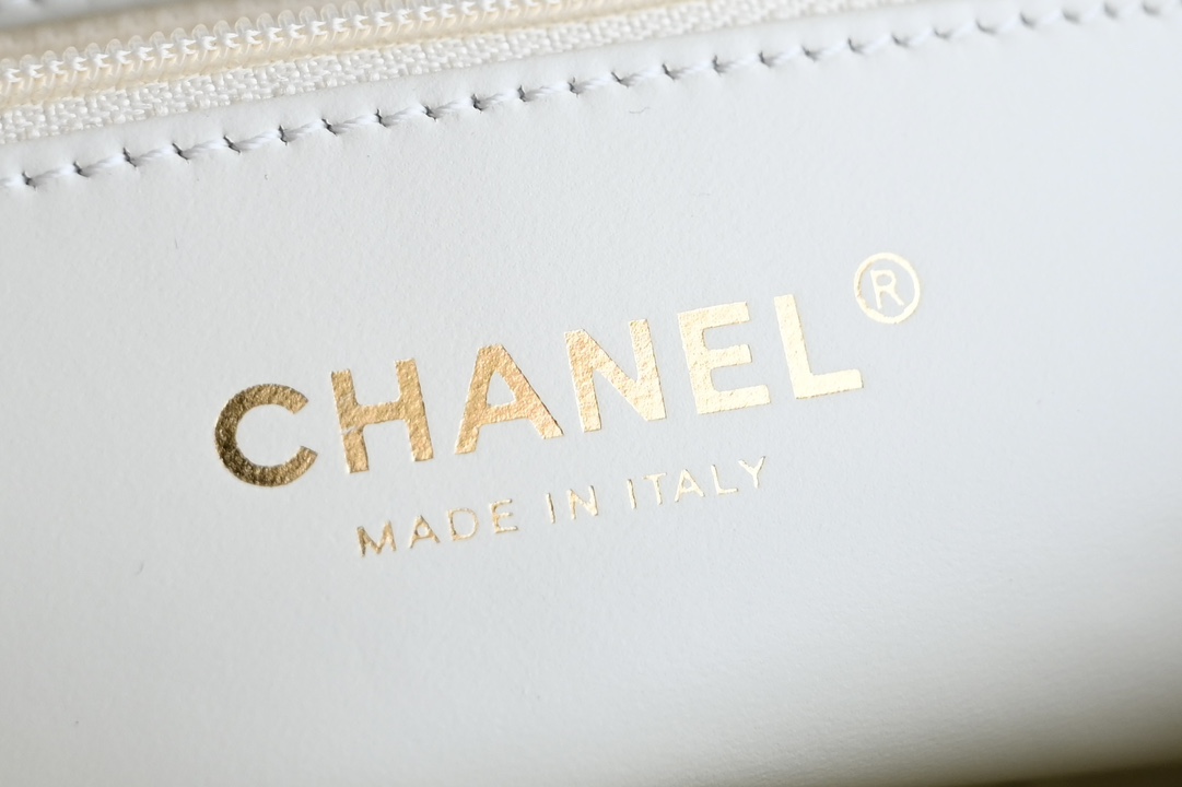 图片[9]-CHANEL  
  [升级版] 
𝗞𝗲𝗹𝗹𝘆 手提链条包大号 白色
专柜售价𝟥𝟧𝟨𝟢𝟢𝗋𝗆𝖻购入开发〰️

全网最热🔥𝟤𝟦𝖯 𝗄𝖾𝗅𝗅𝗒手提袋
叱咤整个秀场简直美绝了〰️
简约又复古的小手提很灵魂很舒适
又乖又耐看实在绝对爱不释手❕

五金：厚镀𝟤𝟦𝗄复古金
皮料：𝖵𝖾𝗅𝗂𝖾𝗋𝗊亮面小牛皮
尺寸： 𝟣𝟥*𝟣𝟫*𝟩 𝖼𝗆-高仿包包