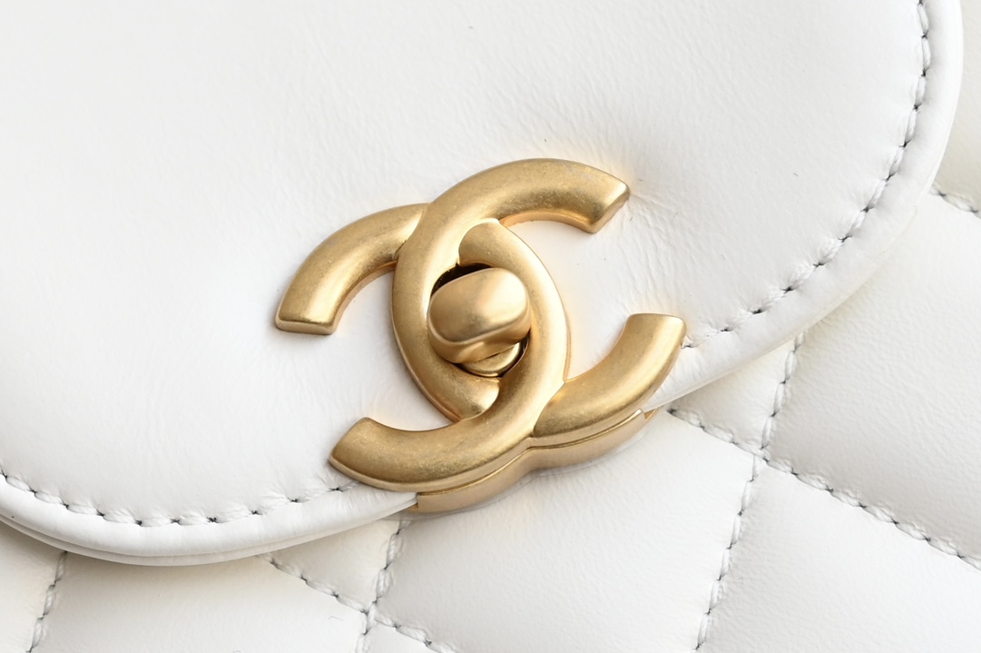 图片[6]-CHANEL  
  [升级版] 
𝗞𝗲𝗹𝗹𝘆 手提链条包大号 白色
专柜售价𝟥𝟧𝟨𝟢𝟢𝗋𝗆𝖻购入开发〰️

全网最热🔥𝟤𝟦𝖯 𝗄𝖾𝗅𝗅𝗒手提袋
叱咤整个秀场简直美绝了〰️
简约又复古的小手提很灵魂很舒适
又乖又耐看实在绝对爱不释手❕

五金：厚镀𝟤𝟦𝗄复古金
皮料：𝖵𝖾𝗅𝗂𝖾𝗋𝗊亮面小牛皮
尺寸： 𝟣𝟥*𝟣𝟫*𝟩 𝖼𝗆-高仿包包