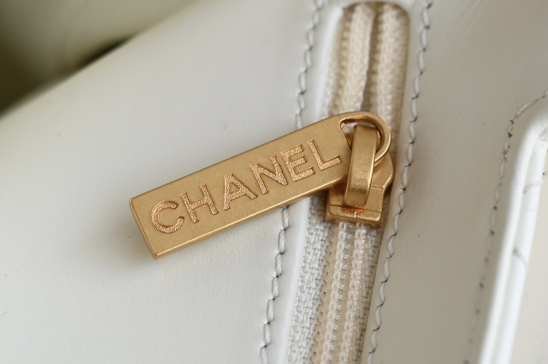 图片[7]-CHANEL  
  [升级版] 
𝗞𝗲𝗹𝗹𝘆 手提链条包大号 白色
专柜售价𝟥𝟧𝟨𝟢𝟢𝗋𝗆𝖻购入开发〰️

全网最热🔥𝟤𝟦𝖯 𝗄𝖾𝗅𝗅𝗒手提袋
叱咤整个秀场简直美绝了〰️
简约又复古的小手提很灵魂很舒适
又乖又耐看实在绝对爱不释手❕

五金：厚镀𝟤𝟦𝗄复古金
皮料：𝖵𝖾𝗅𝗂𝖾𝗋𝗊亮面小牛皮
尺寸： 𝟣𝟥*𝟣𝟫*𝟩 𝖼𝗆-高仿包包
