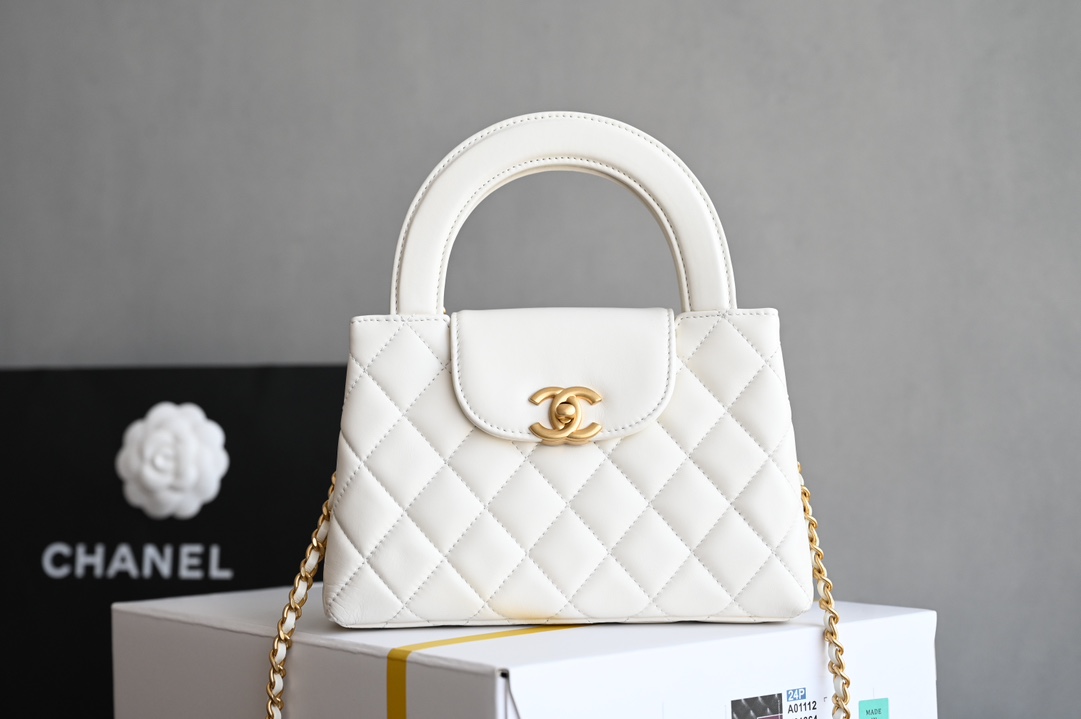 CHANEL  
  [升级版] 
𝗞𝗲𝗹𝗹𝘆 手提链条包大号 白色
专柜售价𝟥𝟧𝟨𝟢𝟢𝗋𝗆𝖻购入开发〰️

全网最热🔥𝟤𝟦𝖯 𝗄𝖾𝗅𝗅𝗒手提袋
叱咤整个秀场简直美绝了〰️
简约又复古的小手提很灵魂很舒适
又乖又耐看实在绝对爱不释手❕

五金：厚镀𝟤𝟦𝗄复古金
皮料：𝖵𝖾𝗅𝗂𝖾𝗋𝗊亮面小牛皮
尺寸： 𝟣𝟥*𝟣𝟫*𝟩 𝖼𝗆-高仿包包