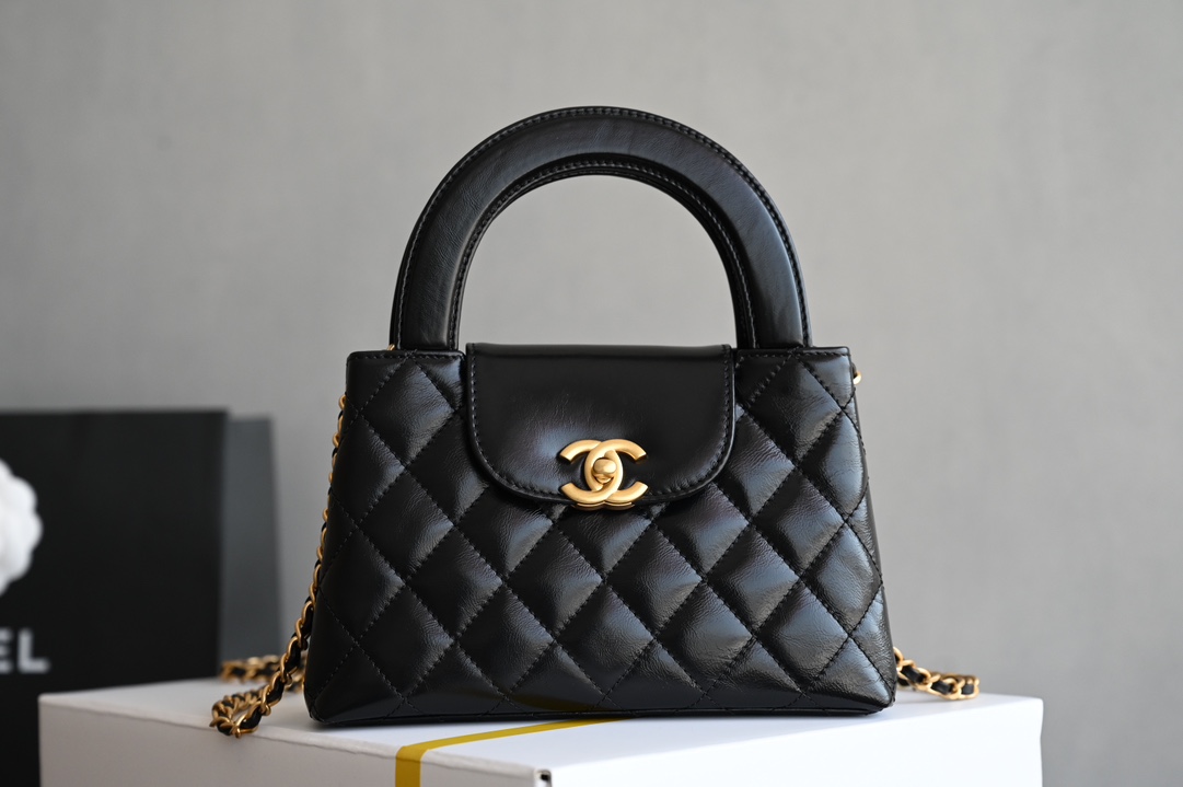 CHANEL  
  [升级版] 
𝗞𝗲𝗹𝗹𝘆 手提链条包大号 黑色
专柜售价𝟥𝟧𝟨𝟢𝟢𝗋𝗆𝖻购入开发〰️

全网最热🔥𝟤𝟦𝖯 𝗄𝖾𝗅𝗅𝗒手提袋
叱咤整个秀场简直美绝了〰️
简约又复古的小手提很灵魂很舒适
又乖又耐看实在绝对爱不释手❕

五金：厚镀𝟤𝟦𝗄复古金
皮料：𝖵𝖾𝗅𝗂𝖾𝗋𝗊亮面小牛皮
尺寸： 𝟣𝟥*𝟣𝟫*𝟩 𝖼𝗆-高仿包包