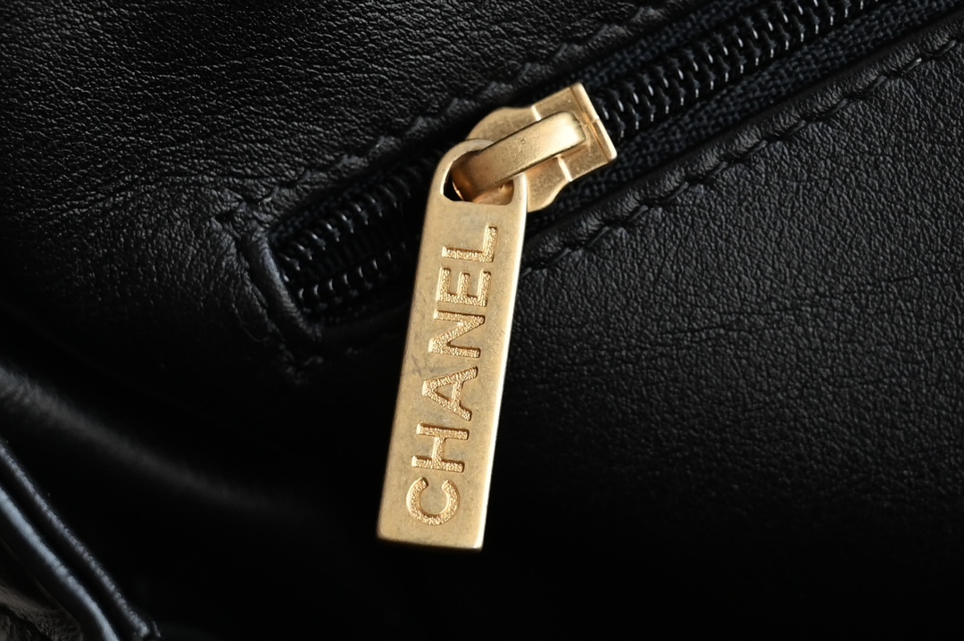 图片[7]-CHANEL  
  [升级版] 
𝗞𝗲𝗹𝗹𝘆 手提链条包大号 黑色
专柜售价𝟥𝟧𝟨𝟢𝟢𝗋𝗆𝖻购入开发〰️

全网最热🔥𝟤𝟦𝖯 𝗄𝖾𝗅𝗅𝗒手提袋
叱咤整个秀场简直美绝了〰️
简约又复古的小手提很灵魂很舒适
又乖又耐看实在绝对爱不释手❕

五金：厚镀𝟤𝟦𝗄复古金
皮料：𝖵𝖾𝗅𝗂𝖾𝗋𝗊亮面小牛皮
尺寸： 𝟣𝟥*𝟣𝟫*𝟩 𝖼𝗆-高仿包包