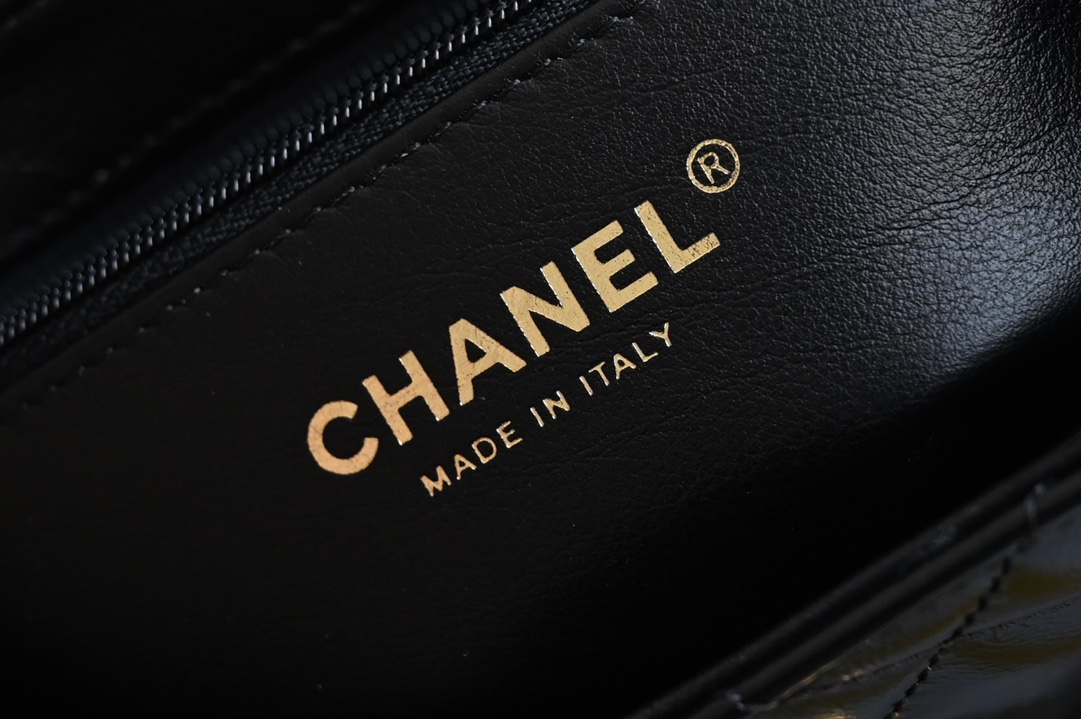 图片[9]-CHANEL  
  [升级版] 
𝗞𝗲𝗹𝗹𝘆 手提链条包大号 黑色
专柜售价𝟥𝟧𝟨𝟢𝟢𝗋𝗆𝖻购入开发〰️

全网最热🔥𝟤𝟦𝖯 𝗄𝖾𝗅𝗅𝗒手提袋
叱咤整个秀场简直美绝了〰️
简约又复古的小手提很灵魂很舒适
又乖又耐看实在绝对爱不释手❕

五金：厚镀𝟤𝟦𝗄复古金
皮料：𝖵𝖾𝗅𝗂𝖾𝗋𝗊亮面小牛皮
尺寸： 𝟣𝟥*𝟣𝟫*𝟩 𝖼𝗆-高仿包包