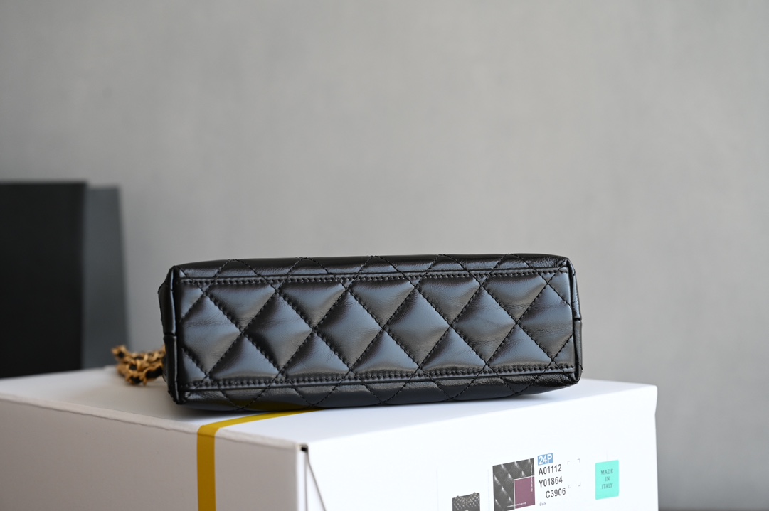 图片[3]-CHANEL  
  [升级版] 
𝗞𝗲𝗹𝗹𝘆 手提链条包大号 黑色
专柜售价𝟥𝟧𝟨𝟢𝟢𝗋𝗆𝖻购入开发〰️

全网最热🔥𝟤𝟦𝖯 𝗄𝖾𝗅𝗅𝗒手提袋
叱咤整个秀场简直美绝了〰️
简约又复古的小手提很灵魂很舒适
又乖又耐看实在绝对爱不释手❕

五金：厚镀𝟤𝟦𝗄复古金
皮料：𝖵𝖾𝗅𝗂𝖾𝗋𝗊亮面小牛皮
尺寸： 𝟣𝟥*𝟣𝟫*𝟩 𝖼𝗆-高仿包包