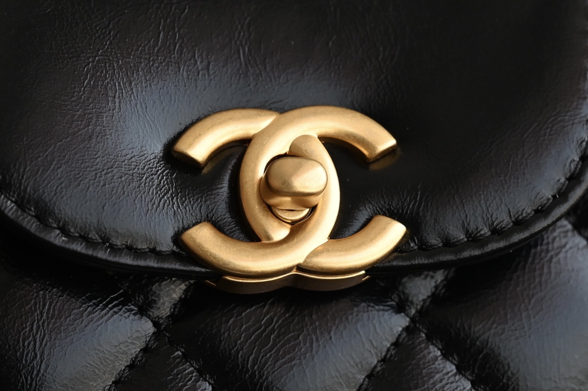 图片[5]-CHANEL  
  [升级版] 
𝗞𝗲𝗹𝗹𝘆 手提链条包大号 黑色
专柜售价𝟥𝟧𝟨𝟢𝟢𝗋𝗆𝖻购入开发〰️

全网最热🔥𝟤𝟦𝖯 𝗄𝖾𝗅𝗅𝗒手提袋
叱咤整个秀场简直美绝了〰️
简约又复古的小手提很灵魂很舒适
又乖又耐看实在绝对爱不释手❕

五金：厚镀𝟤𝟦𝗄复古金
皮料：𝖵𝖾𝗅𝗂𝖾𝗋𝗊亮面小牛皮
尺寸： 𝟣𝟥*𝟣𝟫*𝟩 𝖼𝗆-高仿包包