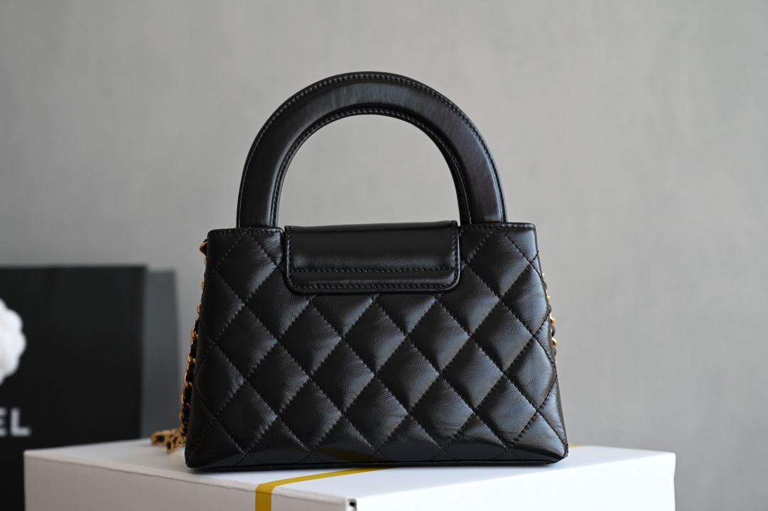 图片[2]-CHANEL  
  [升级版] 
𝗞𝗲𝗹𝗹𝘆 手提链条包大号 黑色
专柜售价𝟥𝟧𝟨𝟢𝟢𝗋𝗆𝖻购入开发〰️

全网最热🔥𝟤𝟦𝖯 𝗄𝖾𝗅𝗅𝗒手提袋
叱咤整个秀场简直美绝了〰️
简约又复古的小手提很灵魂很舒适
又乖又耐看实在绝对爱不释手❕

五金：厚镀𝟤𝟦𝗄复古金
皮料：𝖵𝖾𝗅𝗂𝖾𝗋𝗊亮面小牛皮
尺寸： 𝟣𝟥*𝟣𝟫*𝟩 𝖼𝗆-高仿包包