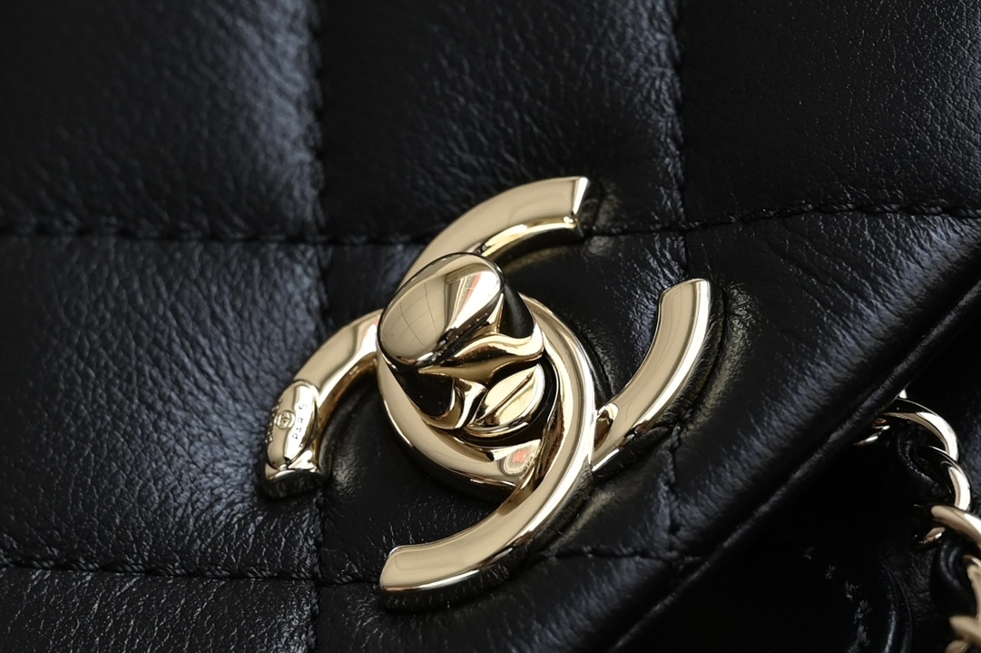 图片[6]-CHANEL  
 𝟐𝟒𝐏春夏新色
𝐃𝐮𝐦𝐚背包 黑色 小号 
专柜售价𝟦𝟧𝟩𝟢𝟢𝖱𝖬𝖡购入开发〰️

全新𝖣𝗎𝗆𝖺小号𝖲𝗂𝗓𝖾🎒原厂小牛皮
一眼就爱上的双肩链条𝖣𝗎𝗆𝖺书包
采用了摔纹小牛皮易打理更耐造❕
容量方面很感人日常通勤收纳轻松装扮✔️
又酷又时髦四季穿搭这颗无敌的少女心

五金：全钢𝟣𝟦𝖪淡金扣
皮料：𝖬𝖺𝗌𝗈𝗇𝗂原厂小牛皮
尺寸：𝟣𝟪*𝟣𝟪.𝟧*𝟣𝟤 𝖢M-高仿包包