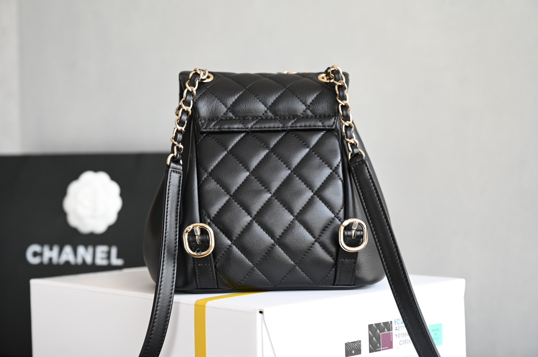 图片[2]-CHANEL  
 𝟐𝟒𝐏春夏新色
𝐃𝐮𝐦𝐚背包 黑色 小号 
专柜售价𝟦𝟧𝟩𝟢𝟢𝖱𝖬𝖡购入开发〰️

全新𝖣𝗎𝗆𝖺小号𝖲𝗂𝗓𝖾🎒原厂小牛皮
一眼就爱上的双肩链条𝖣𝗎𝗆𝖺书包
采用了摔纹小牛皮易打理更耐造❕
容量方面很感人日常通勤收纳轻松装扮✔️
又酷又时髦四季穿搭这颗无敌的少女心

五金：全钢𝟣𝟦𝖪淡金扣
皮料：𝖬𝖺𝗌𝗈𝗇𝗂原厂小牛皮
尺寸：𝟣𝟪*𝟣𝟪.𝟧*𝟣𝟤 𝖢M-高仿包包