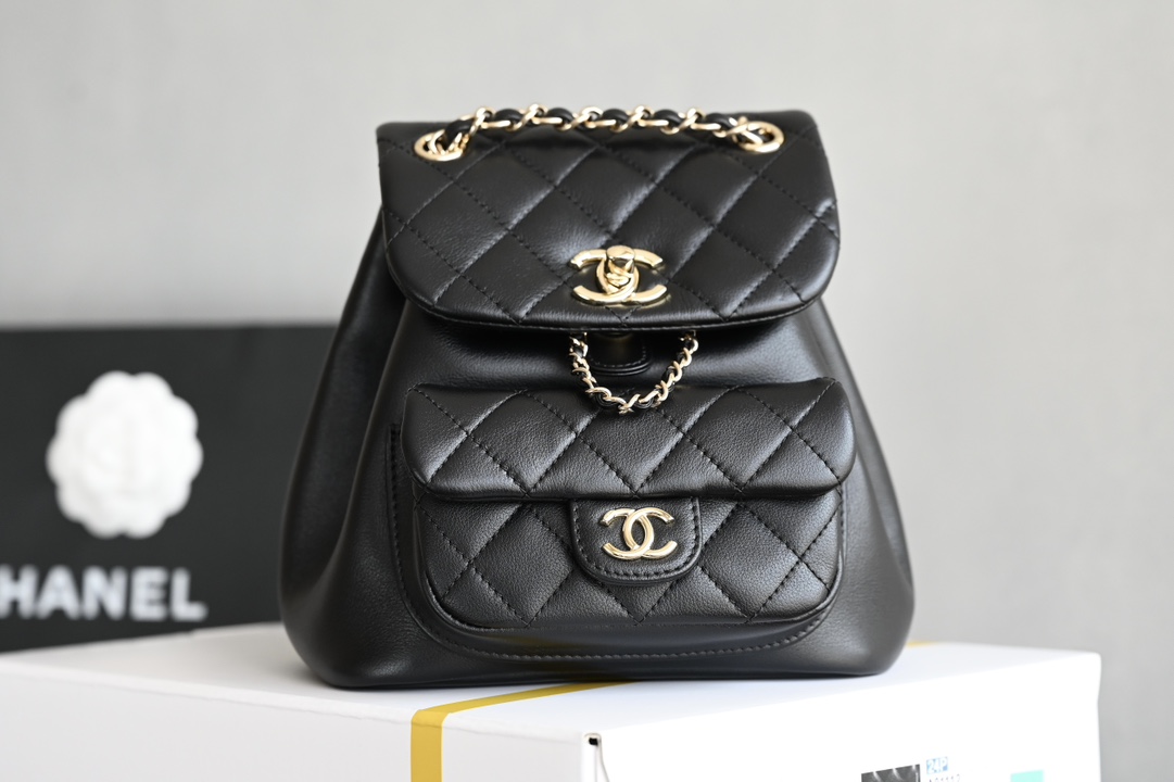 CHANEL  
 𝟐𝟒𝐏春夏新色
𝐃𝐮𝐦𝐚背包 黑色 小号 
专柜售价𝟦𝟧𝟩𝟢𝟢𝖱𝖬𝖡购入开发〰️

全新𝖣𝗎𝗆𝖺小号𝖲𝗂𝗓𝖾🎒原厂小牛皮
一眼就爱上的双肩链条𝖣𝗎𝗆𝖺书包
采用了摔纹小牛皮易打理更耐造❕
容量方面很感人日常通勤收纳轻松装扮✔️
又酷又时髦四季穿搭这颗无敌的少女心

五金：全钢𝟣𝟦𝖪淡金扣
皮料：𝖬𝖺𝗌𝗈𝗇𝗂原厂小牛皮
尺寸：𝟣𝟪*𝟣𝟪.𝟧*𝟣𝟤 𝖢M-高仿包包