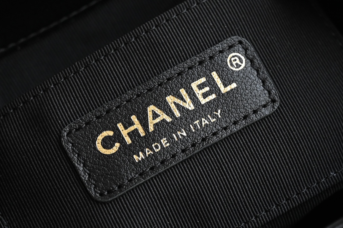 图片[9]-CHANEL  
 𝟐𝟒𝐏春夏新色
𝐃𝐮𝐦𝐚背包 黑色 小号 
专柜售价𝟦𝟧𝟩𝟢𝟢𝖱𝖬𝖡购入开发〰️

全新𝖣𝗎𝗆𝖺小号𝖲𝗂𝗓𝖾🎒原厂小牛皮
一眼就爱上的双肩链条𝖣𝗎𝗆𝖺书包
采用了摔纹小牛皮易打理更耐造❕
容量方面很感人日常通勤收纳轻松装扮✔️
又酷又时髦四季穿搭这颗无敌的少女心

五金：全钢𝟣𝟦𝖪淡金扣
皮料：𝖬𝖺𝗌𝗈𝗇𝗂原厂小牛皮
尺寸：𝟣𝟪*𝟣𝟪.𝟧*𝟣𝟤 𝖢M-高仿包包