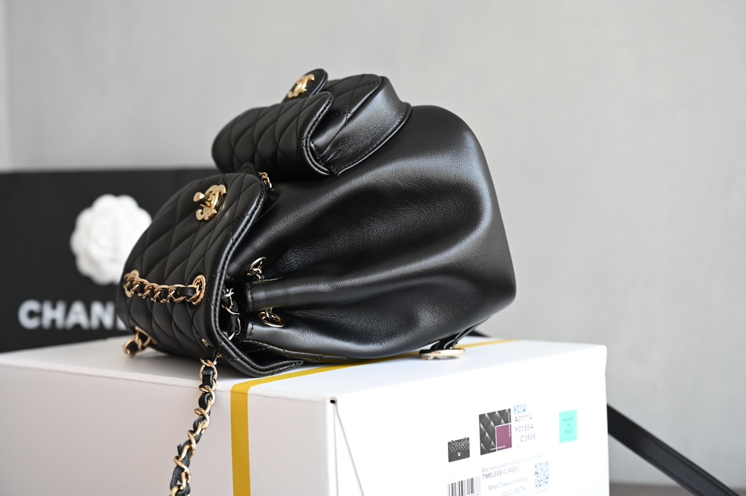 图片[4]-CHANEL  
 𝟐𝟒𝐏春夏新色
𝐃𝐮𝐦𝐚背包 黑色 小号 
专柜售价𝟦𝟧𝟩𝟢𝟢𝖱𝖬𝖡购入开发〰️

全新𝖣𝗎𝗆𝖺小号𝖲𝗂𝗓𝖾🎒原厂小牛皮
一眼就爱上的双肩链条𝖣𝗎𝗆𝖺书包
采用了摔纹小牛皮易打理更耐造❕
容量方面很感人日常通勤收纳轻松装扮✔️
又酷又时髦四季穿搭这颗无敌的少女心

五金：全钢𝟣𝟦𝖪淡金扣
皮料：𝖬𝖺𝗌𝗈𝗇𝗂原厂小牛皮
尺寸：𝟣𝟪*𝟣𝟪.𝟧*𝟣𝟤 𝖢M-高仿包包
