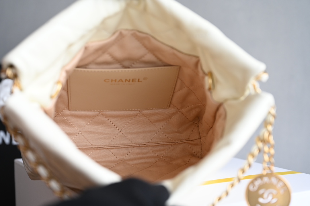 图片[7]-CHANEL  
全新升级版🌿 迷你𝟐𝟐𝐁𝐚𝐠
𝖠𝗇𝗍𝗂𝖻𝖺 𝗓𝗉皮𝖬𝗂𝗇𝗂 𝟤𝟤♥白金
专柜售价𝟦𝟣𝟢𝟢𝟢𝗋𝗆𝖻购入开发〰️

秀场主角𝟤𝟤𝖡𝖺𝗀 𝗆𝗂𝗇𝗂造型感极强 设计风拉满〰️
尺寸小巧却能轻易叱咤秀场必需人手一枚❕

五金：厚镀𝟤𝟦𝗄复古金
皮料：𝖠𝗇𝗍𝗂𝖻𝖺原皮小牛
尺寸：𝟣𝟫*𝟤𝟢*𝟨 𝖼𝗆-高仿包包