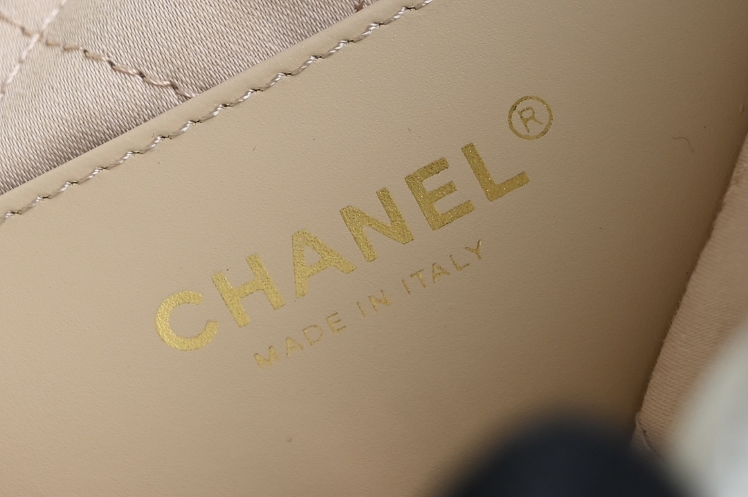 图片[8]-CHANEL  
全新升级版🌿 迷你𝟐𝟐𝐁𝐚𝐠
𝖠𝗇𝗍𝗂𝖻𝖺 𝗓𝗉皮𝖬𝗂𝗇𝗂 𝟤𝟤♥白金
专柜售价𝟦𝟣𝟢𝟢𝟢𝗋𝗆𝖻购入开发〰️

秀场主角𝟤𝟤𝖡𝖺𝗀 𝗆𝗂𝗇𝗂造型感极强 设计风拉满〰️
尺寸小巧却能轻易叱咤秀场必需人手一枚❕

五金：厚镀𝟤𝟦𝗄复古金
皮料：𝖠𝗇𝗍𝗂𝖻𝖺原皮小牛
尺寸：𝟣𝟫*𝟤𝟢*𝟨 𝖼𝗆-高仿包包